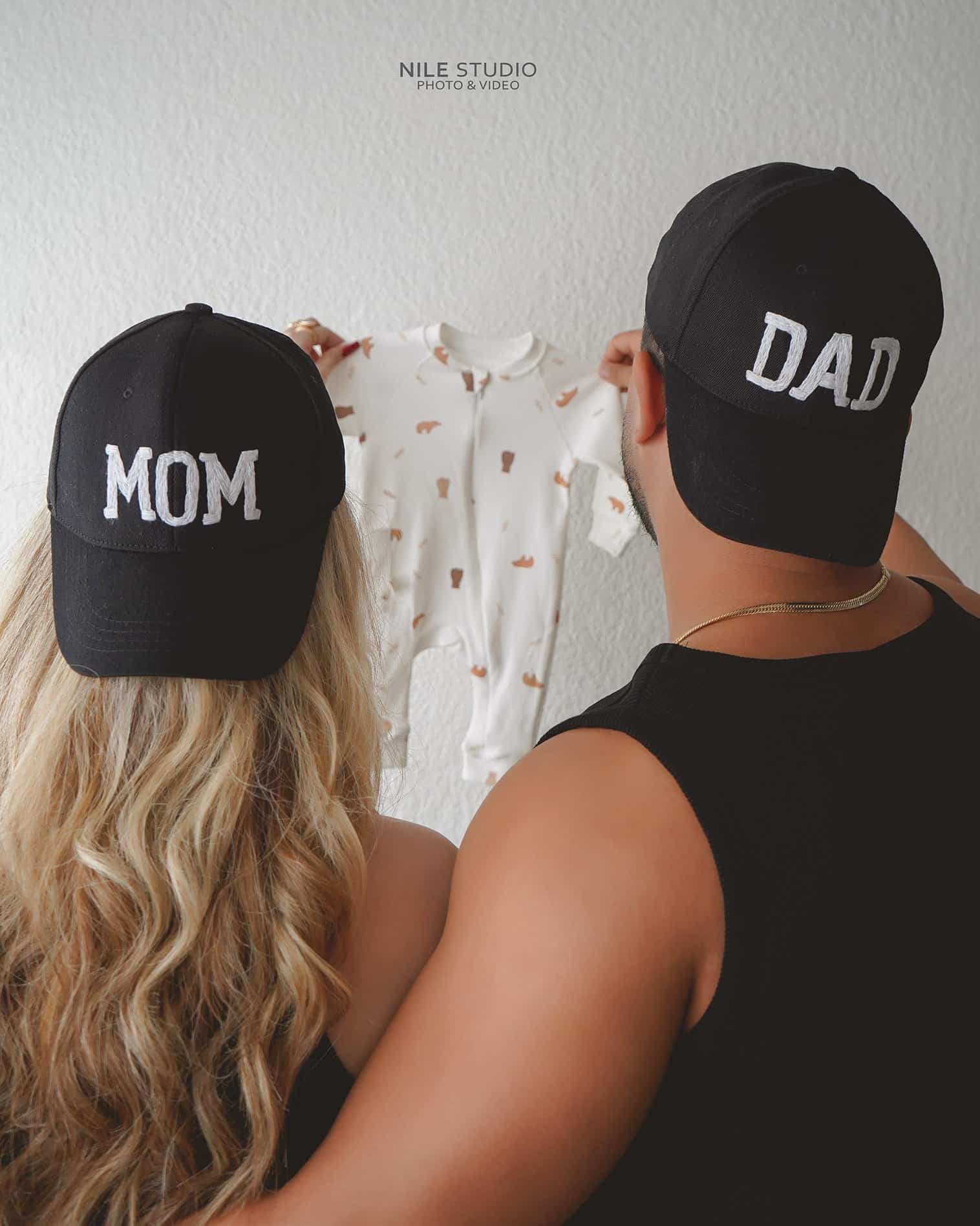 مادر و پدر با کلاه کپ طرح mom and dad با تیشرت نوزاد مخصوص عکاسی خبر بارداری